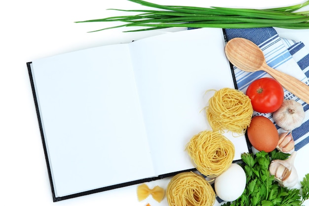 Księga przepisów na drewnianym stole